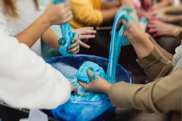 Como Fazer Slime: A Arte da Diversão Viscosa